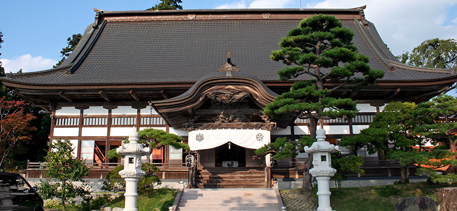 光明寺の山門と本堂