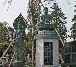 聖観音菩薩と露座釈迦牟尼仏