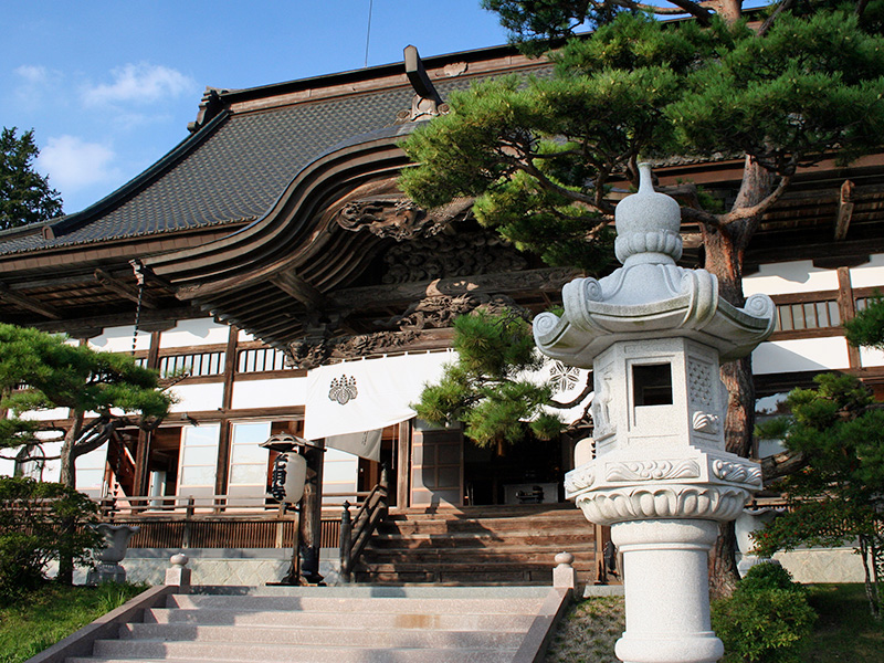 本堂の回廊から望む境内の庭園
