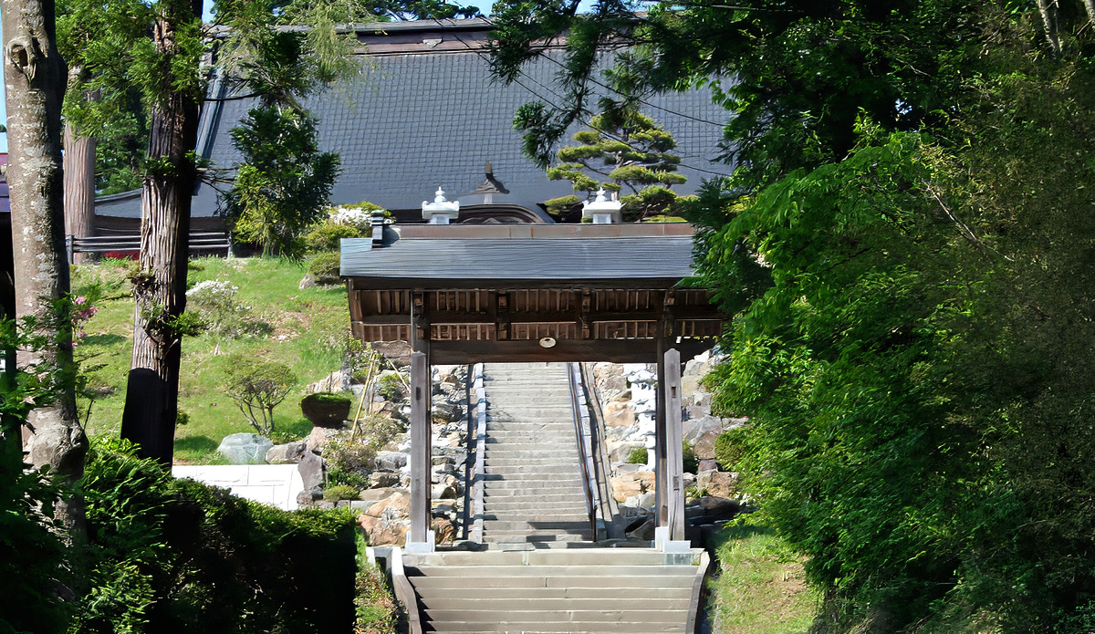 境内で集う地域の人々
