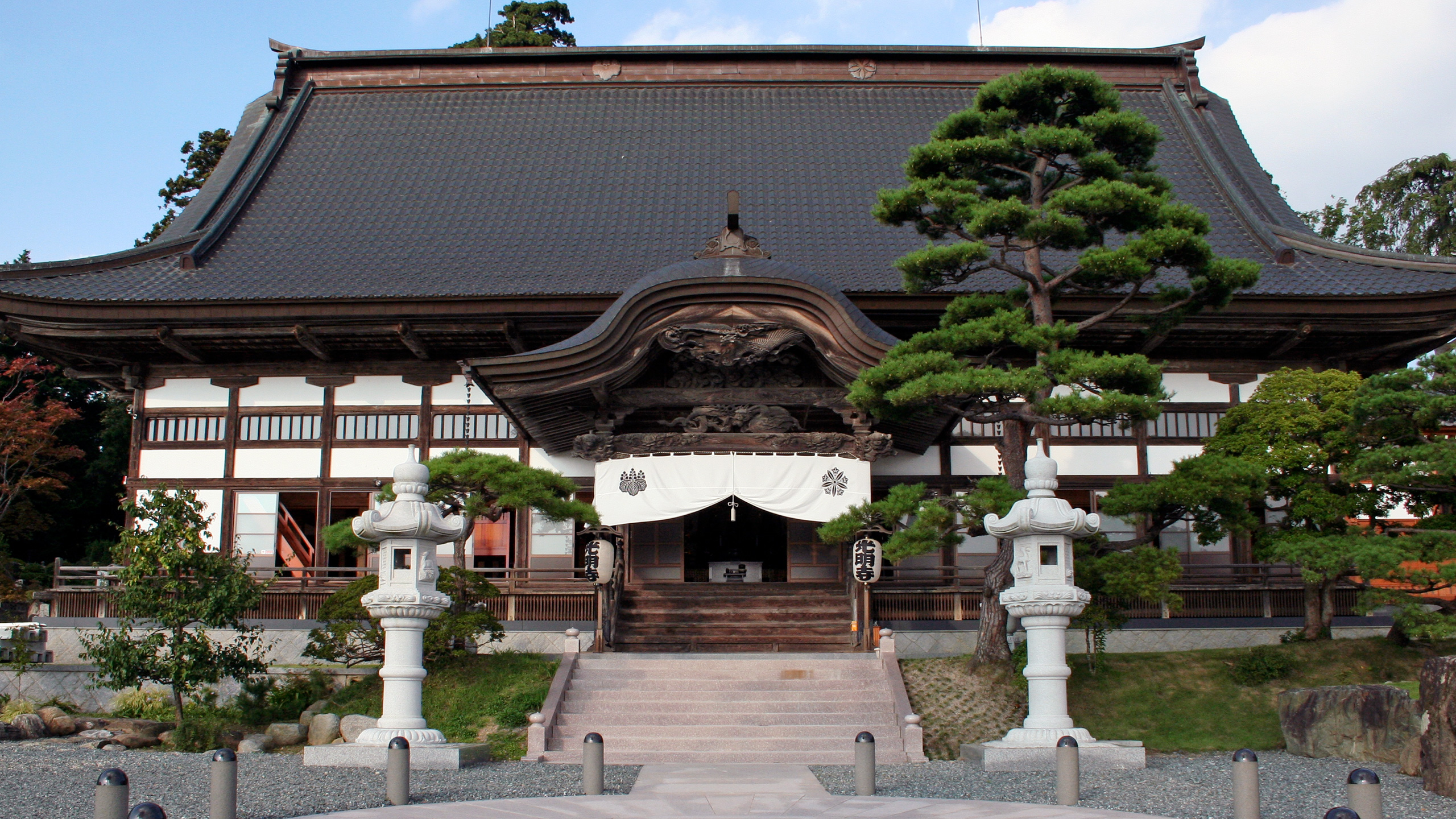 緑に囲まれた光明寺の本堂